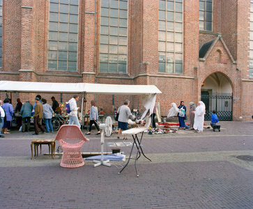 838718 Afbeelding van een kraam op de rommelmarkt op het Jacobskerkhof, aan de zuidzijde van de Jacobikerk te Utrecht.